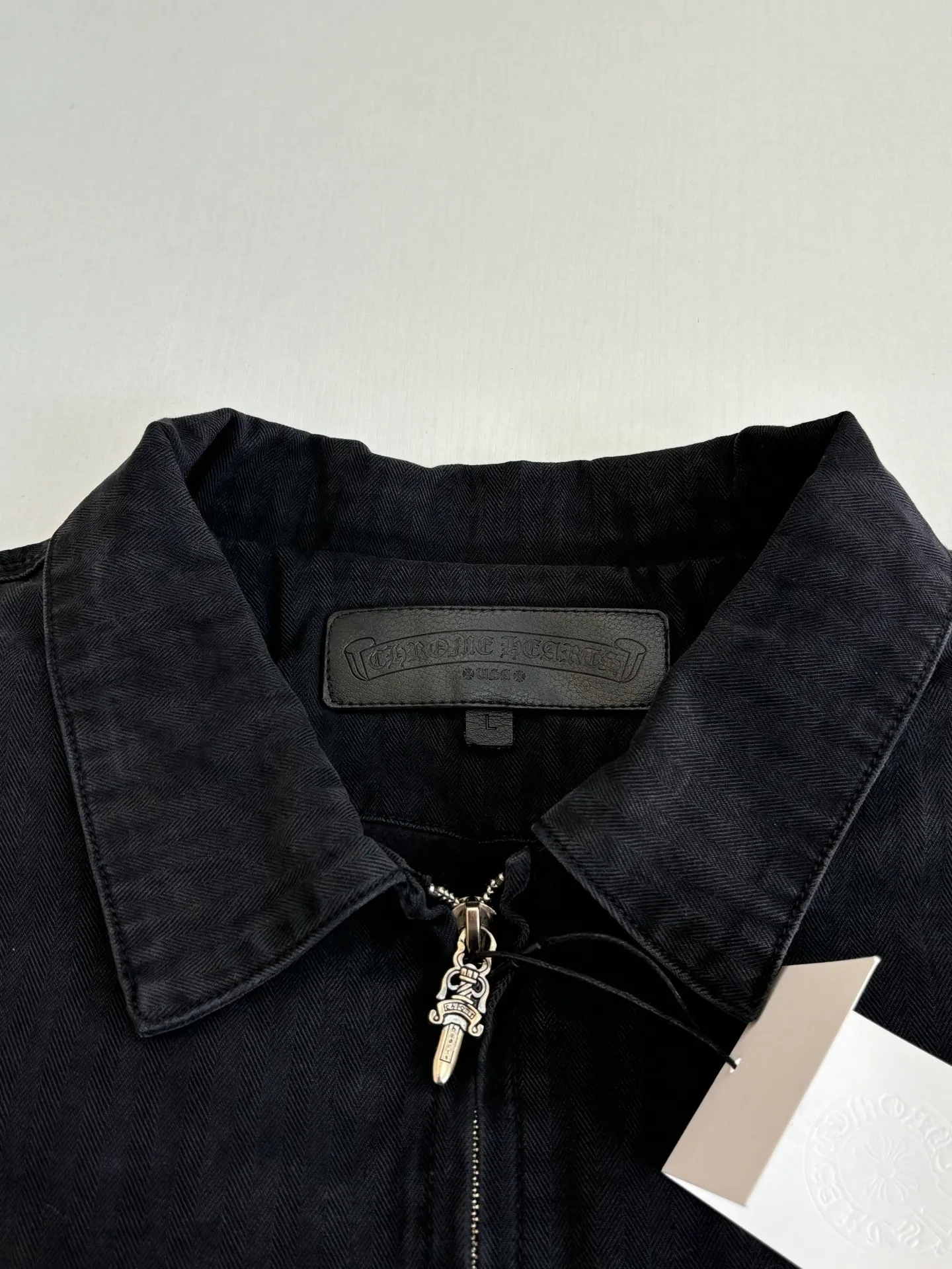 P790 Chrome Hearts*/Chrome Hearts 26Fw new herringbone pattern washed workwear cotton fabric. The main body fabric is made of pure cotton fabric with herringbone pattern woven according to YB. It has a three-dimensional crisp effect. The lining is made of jacquard pure cotton fabric. Minimum order. Ready-made garments are washed. Natural gray effect (Chehao garments stayed in the washing factory for a month and finally the effect was perfect). Due to the difficulty of washing, the scrap rate is extremely high and treasure the spot. The x neckline is cut and cut with genuine sheepskin film, and the molded hardware is aged and oxidized. Size: S/M/L